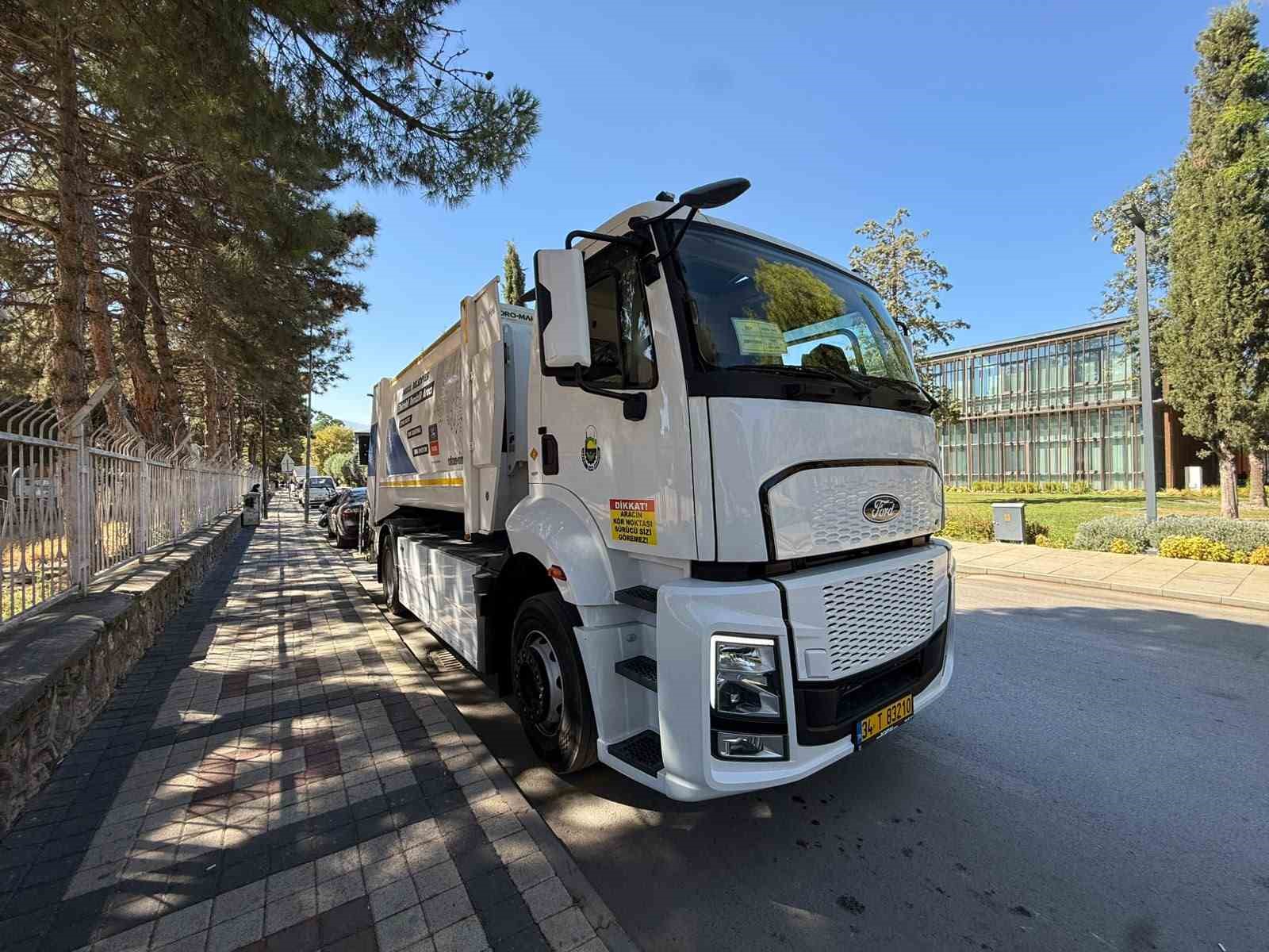 Elektrikli çöp kamyonu İnegöl sokaklarında test edildi
