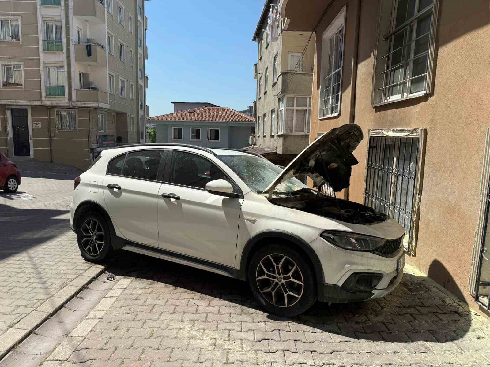 Park halindeki aracı kundakladılar, o anları telefonla kayda aldılar