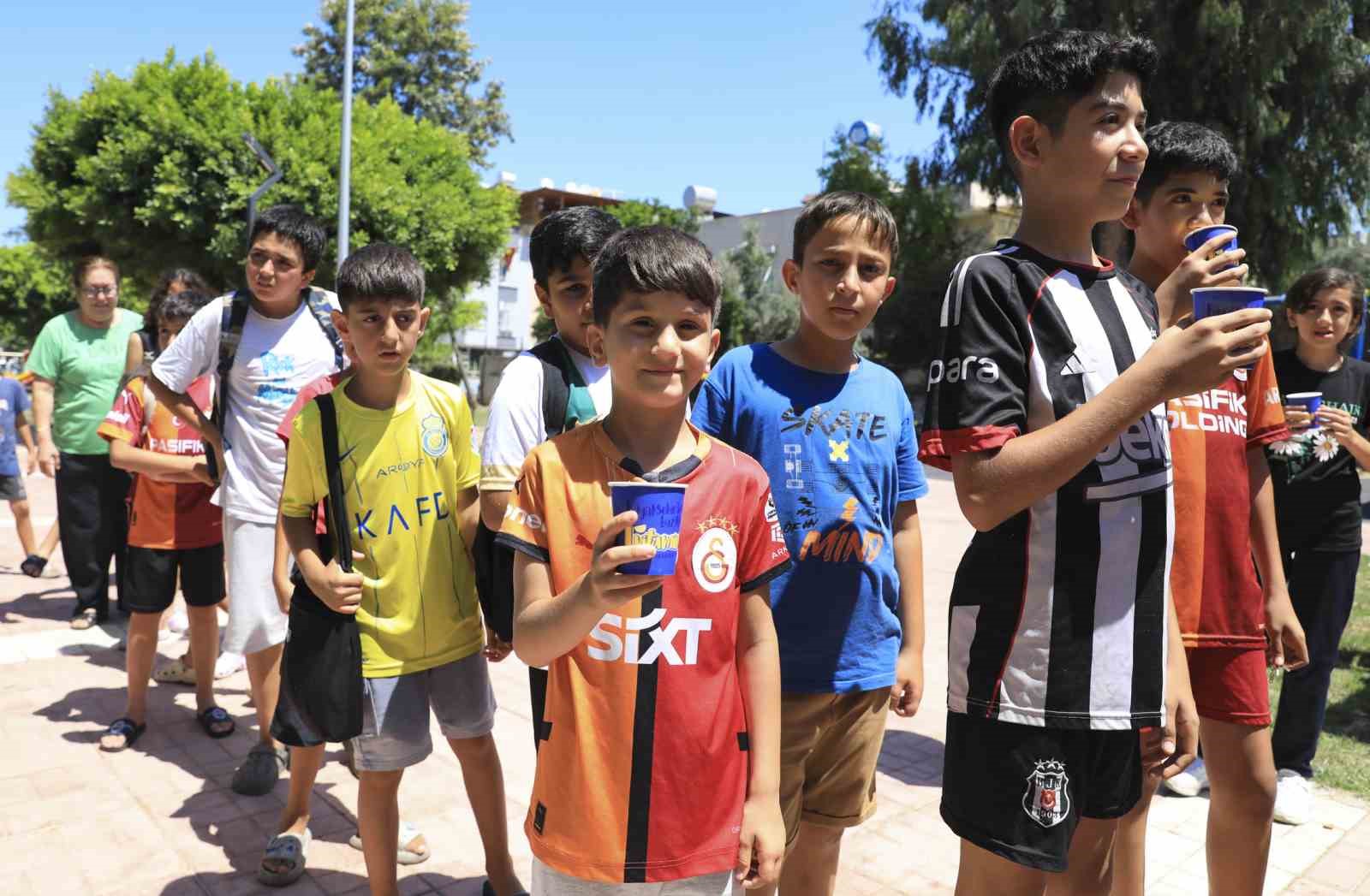 Mersin’de yaz sıcaklarında 163 bin bardak limonata dağıtıldı