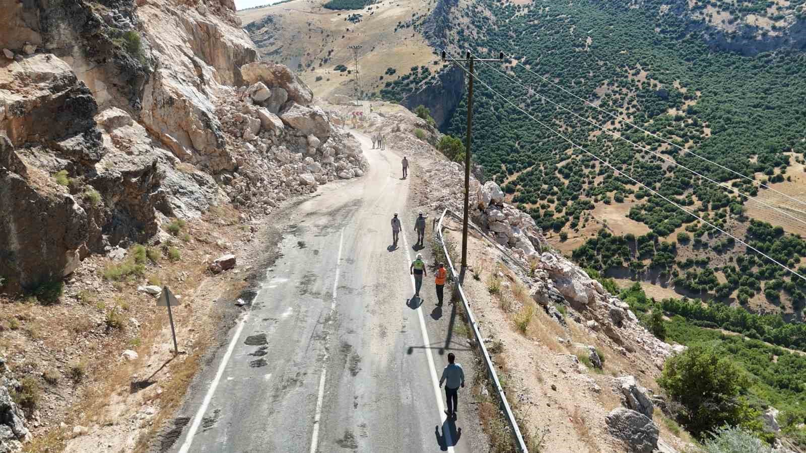 Adıyaman- &Ccedil;elikhan Karayolunda heyelan