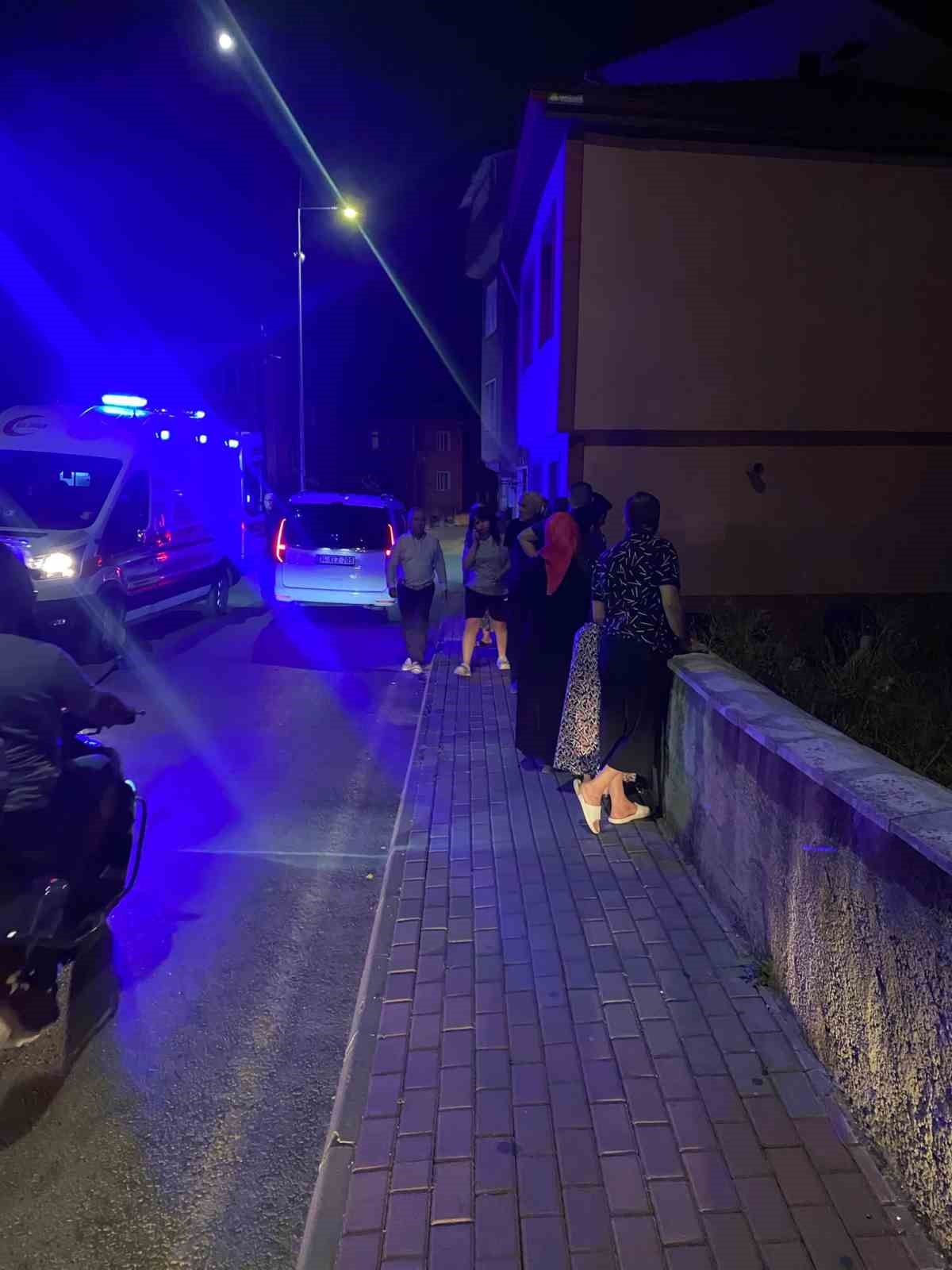 Kedilere süt verirken bahçeye düştü