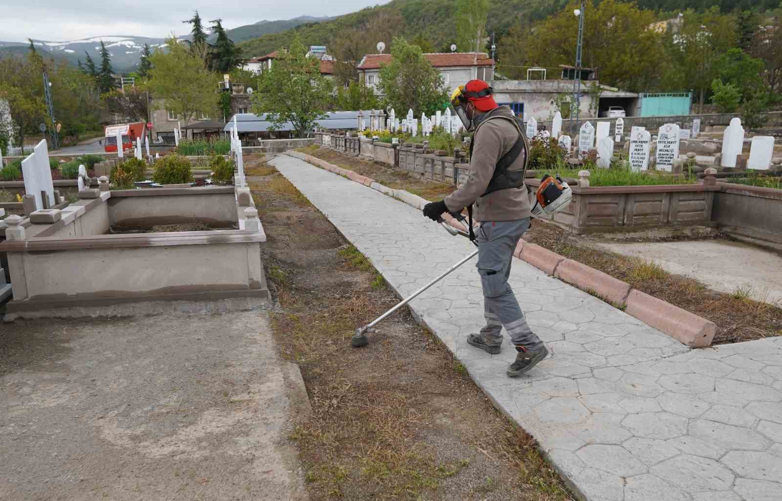 Melikgazi&rsquo;de mezarlıklar bayrama hazırlanıyor