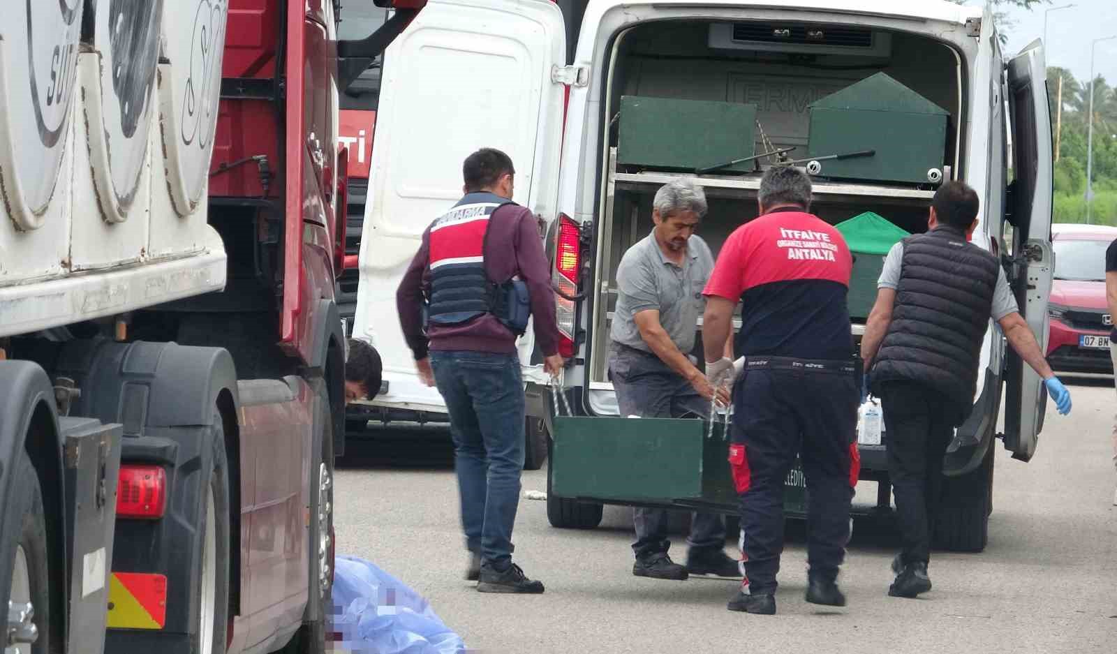 Alınan aracın devrini beklerken hayalleri kural ihlali yapan tırın altında kaldı