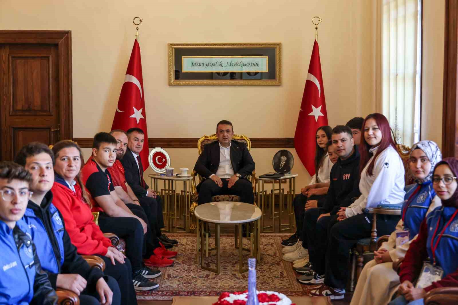 Gen&ccedil;lik Haftası&rsquo;nda başarılı sporcular Vali S&ouml;zer&rsquo;le buluştu