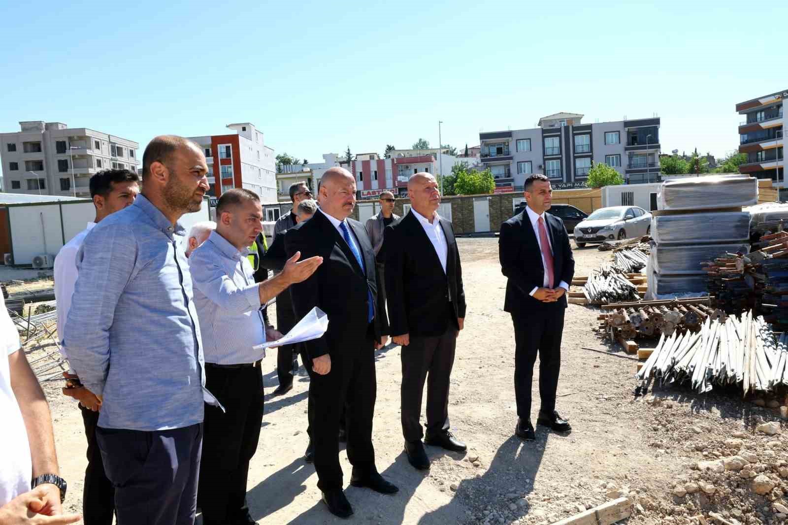 Vali Küçük, yapımı süren kültür merkezinde incelemelerde bulundu
