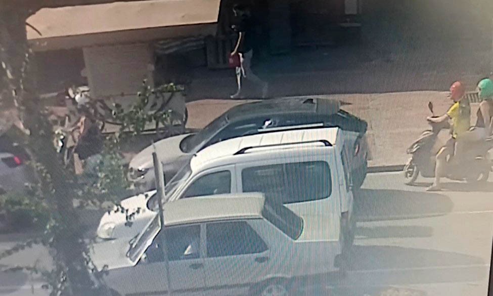 Kırmızı ışıkta motosikletle bekleyen turistler bir anda kaldırıma çıktı, büfeye çarpıp yere savruldu
