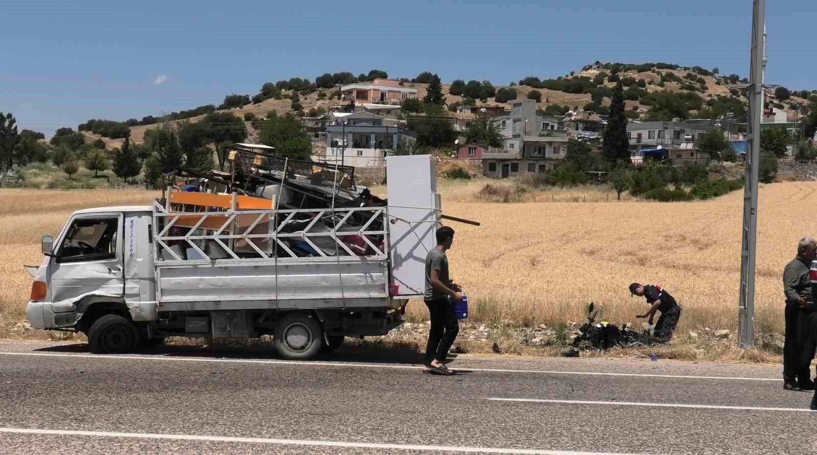 Kamyonet ile motosiklet çarpıştı: 1’i ağır 2 yaralı
