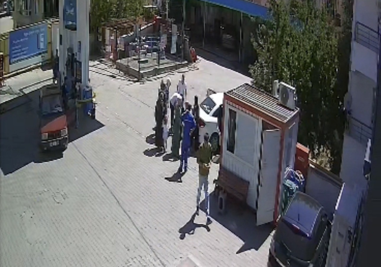 Validen Heimlich manevrasıyla k&uuml;&ccedil;&uuml;k &ccedil;ocuğun hayatını kurtaran polislere başarı belgesi
