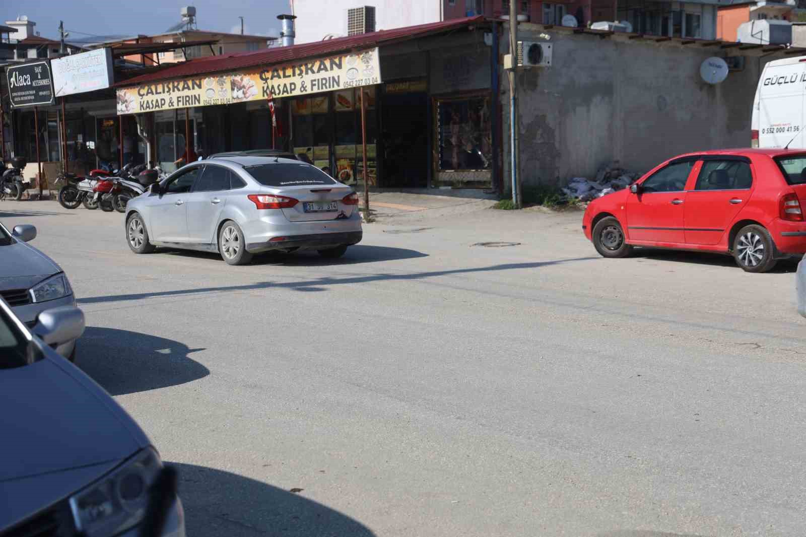 Hafriyat kamyonunun kör nokrasından geçmeye çalışan bisikletli çocuk saniyelerle ölümden döndü