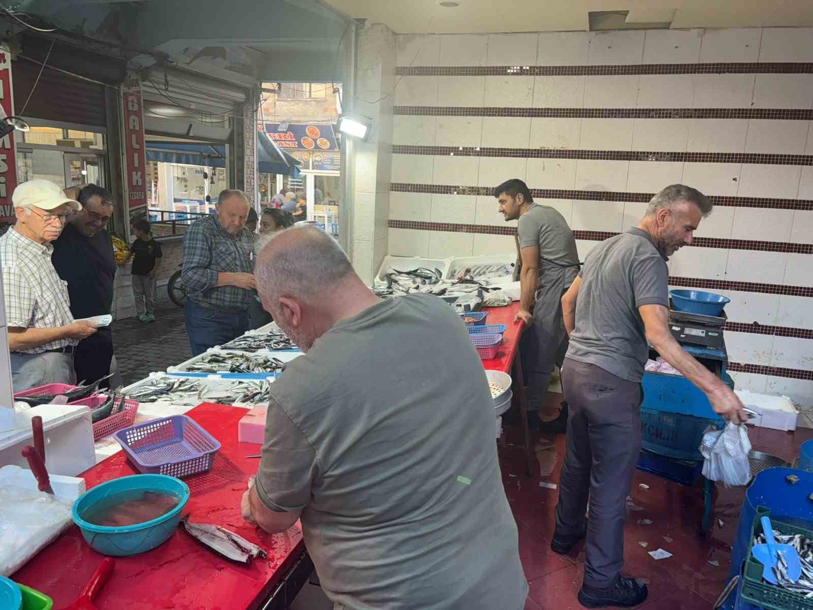 Tavşanlı Balık Pazarı’nda sezon hareketliliği