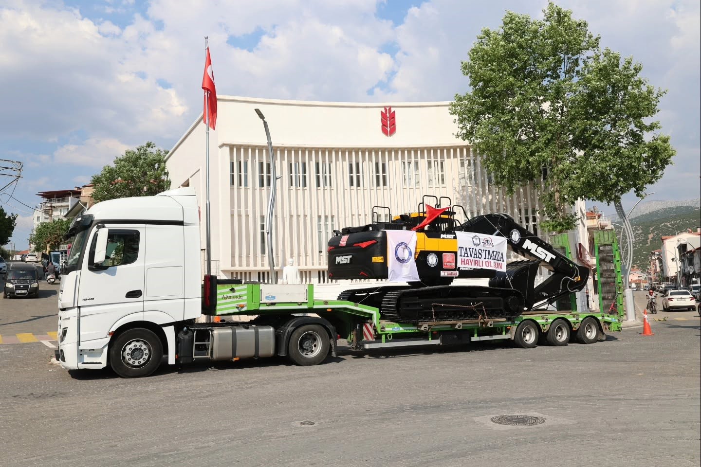 Tavas Belediyesine 22 tonluk yeni ekskavatör kazandırıldı