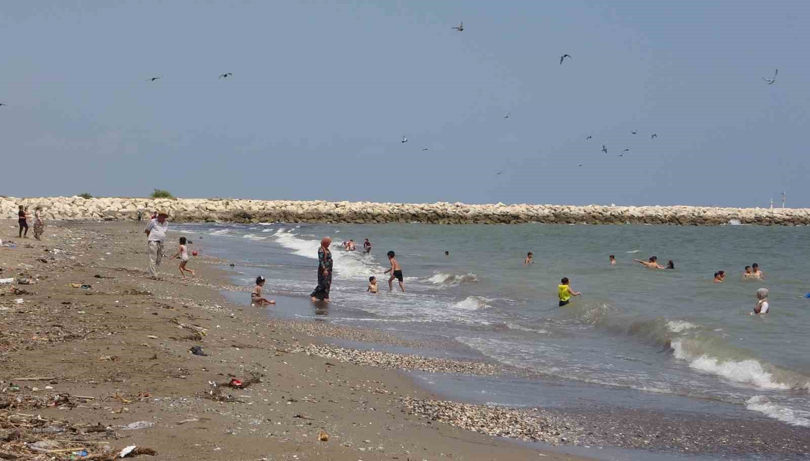 Sıcak ve nemin bastırdığı Mersin&rsquo;de vatandaşlar bici biciyle serinliyor