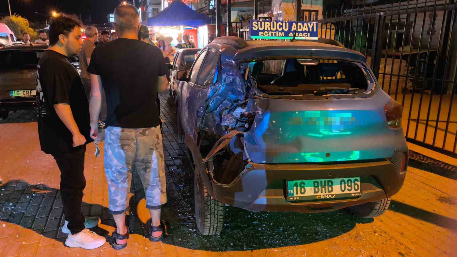 Kontrolden &ccedil;ıkan ara&ccedil; iki otomobile &ccedil;arptı: 2 yaralı