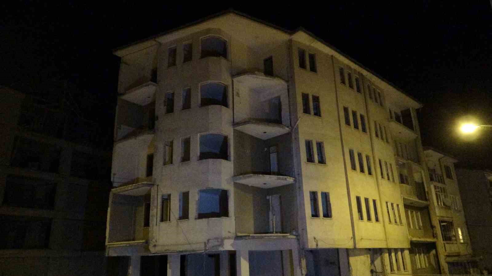 Ağır hasarlı binanın çatısından düşen kişi hayatını kaybetti