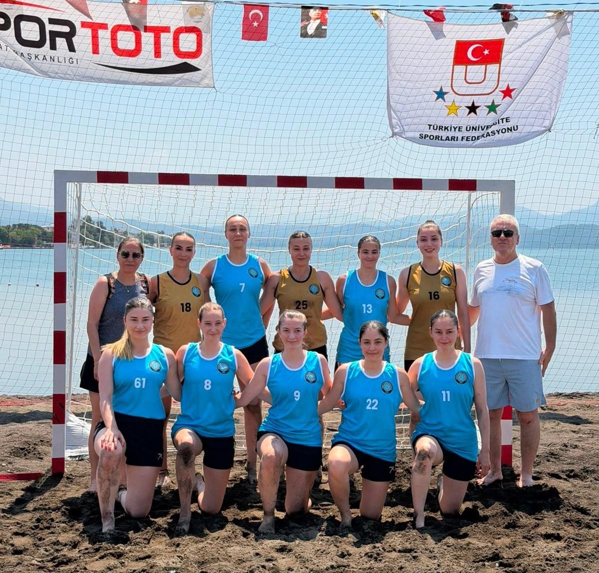 BU&Uuml; kadın hentbol takımından &ccedil;ifte gurur