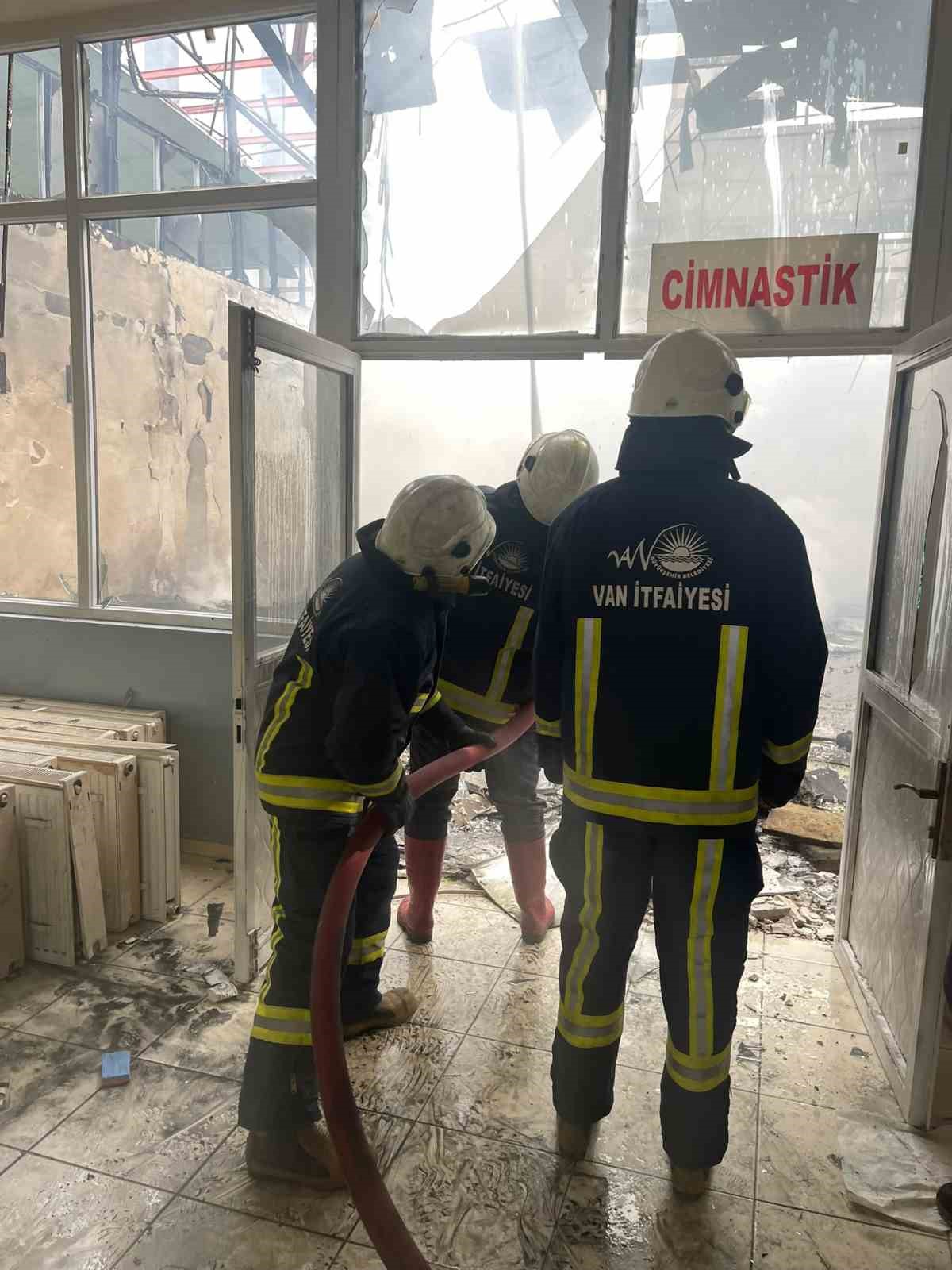 Yıkım &ccedil;alışması yapılan spor merkezinde yangın