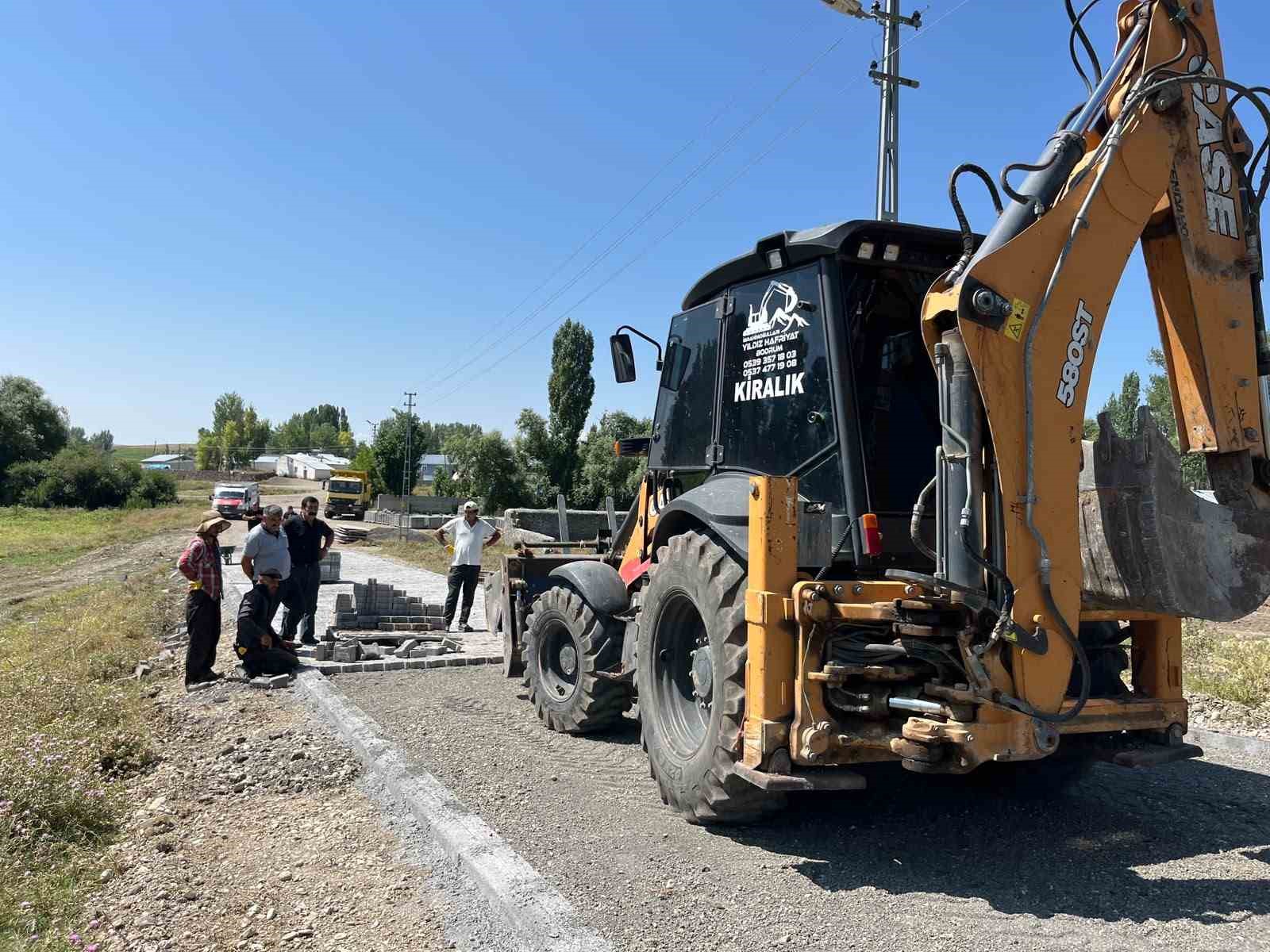 Kars’ta Üçpınar Köyü’nde yollar parke taşlarıyla yenileniyor