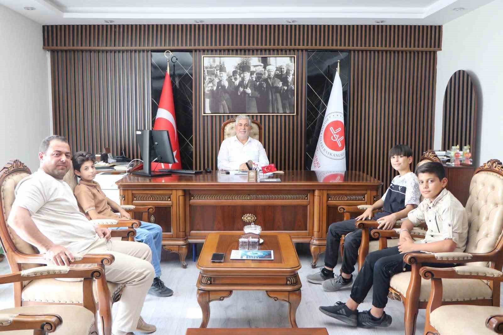 Suyun parasını kameraya g&ouml;steren &ccedil;ocuklar m&uuml;ft&uuml;l&uuml;kte ağırlandı