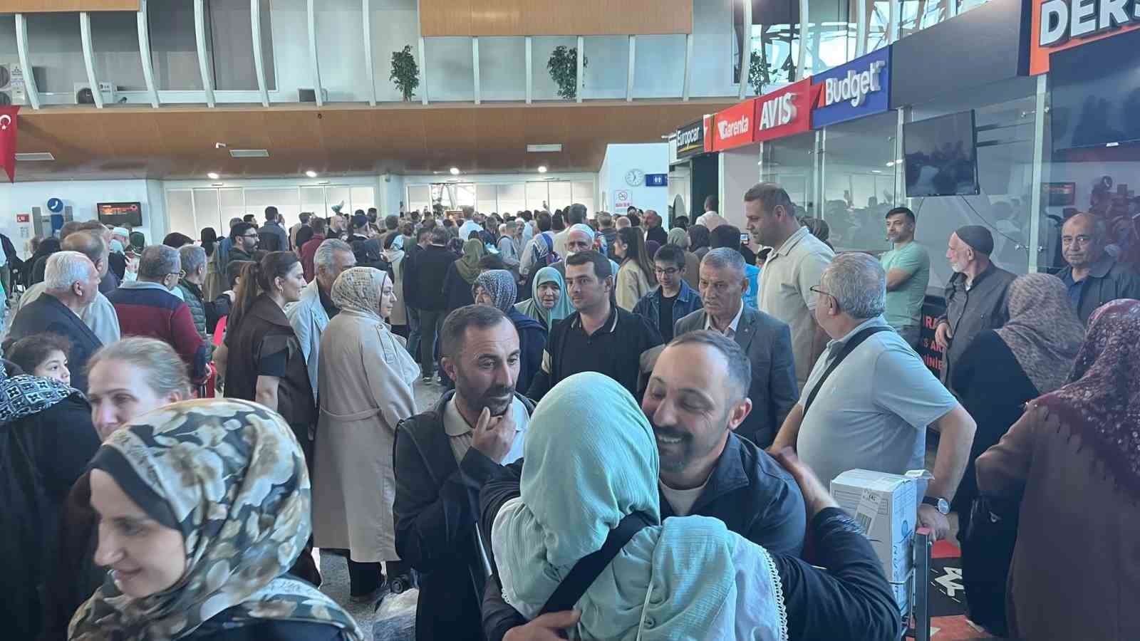 193 kişilik ilk hacı kafilesi Erzincan&rsquo;a d&ouml;nd&uuml;