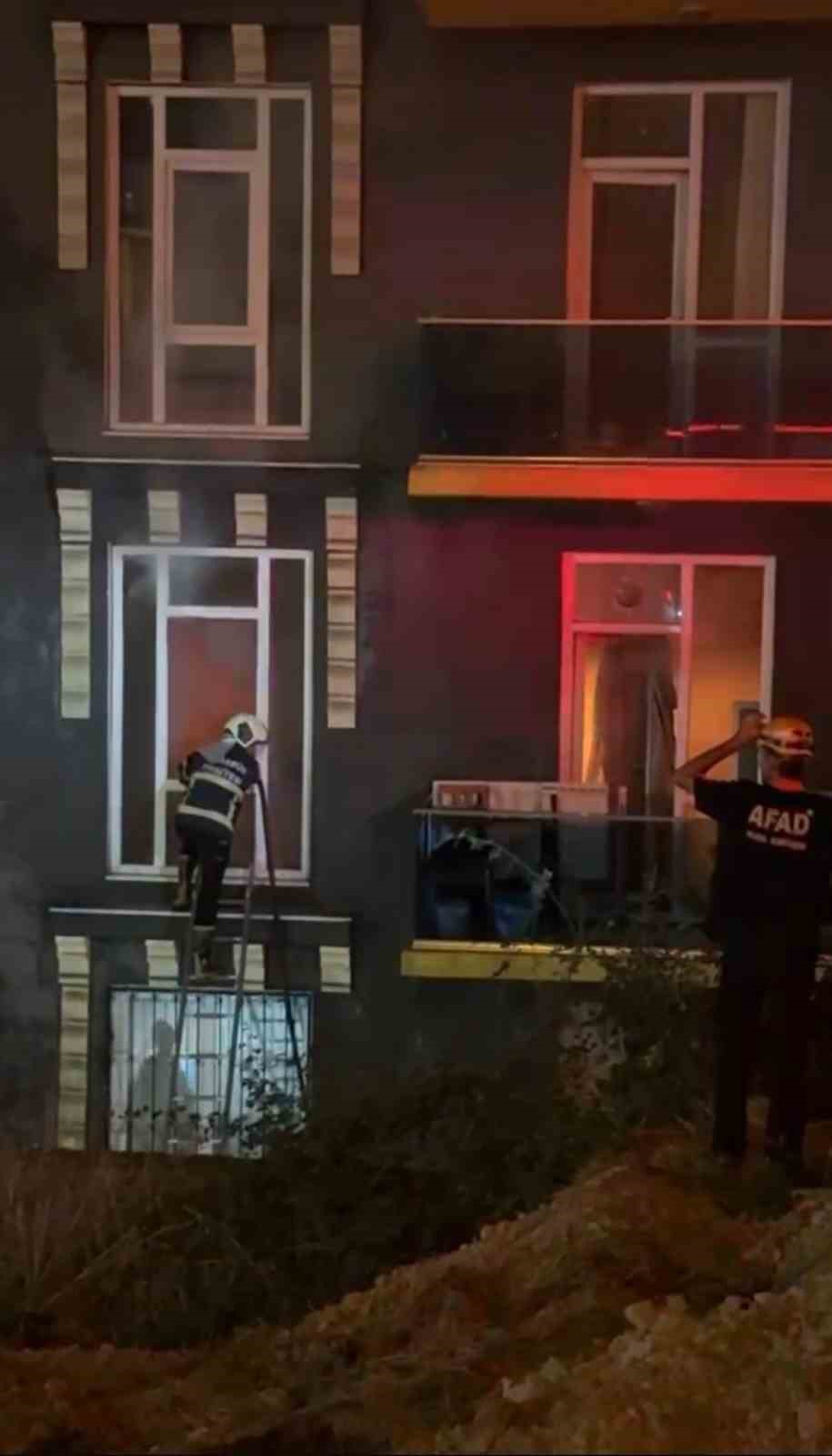 Öğrencilerin kaldığı evde yangın çıktı: 2 kişi dumanda etkilendi