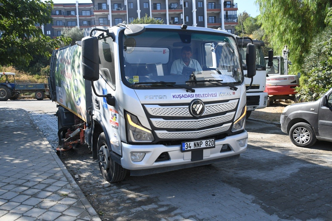 Kuşadası Belediyesi ekipleri il&ccedil;ede &ccedil;alışmalarını s&uuml;rd&uuml;r&uuml;yor