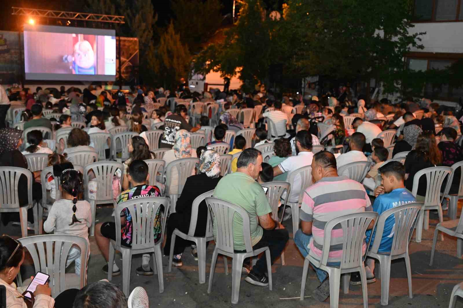 Çocuklar sinema etkinliğinde doyasıya eğlenip açık havada film izlediler