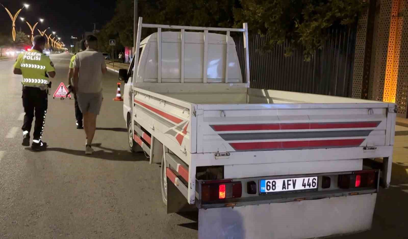 Alkollü ve ehliyetsiz sürücünün "aracım arızalandı" oyununu polis bozdu
