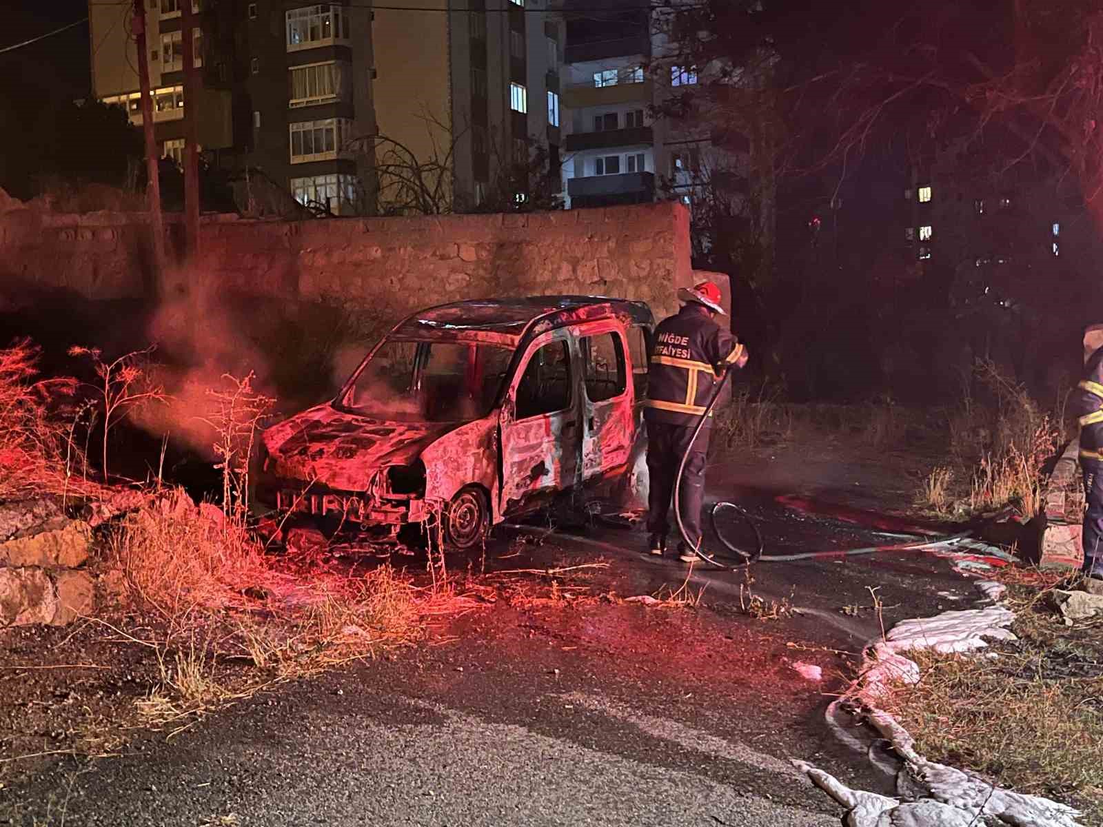 Niğde’de park halindeki araç yandı