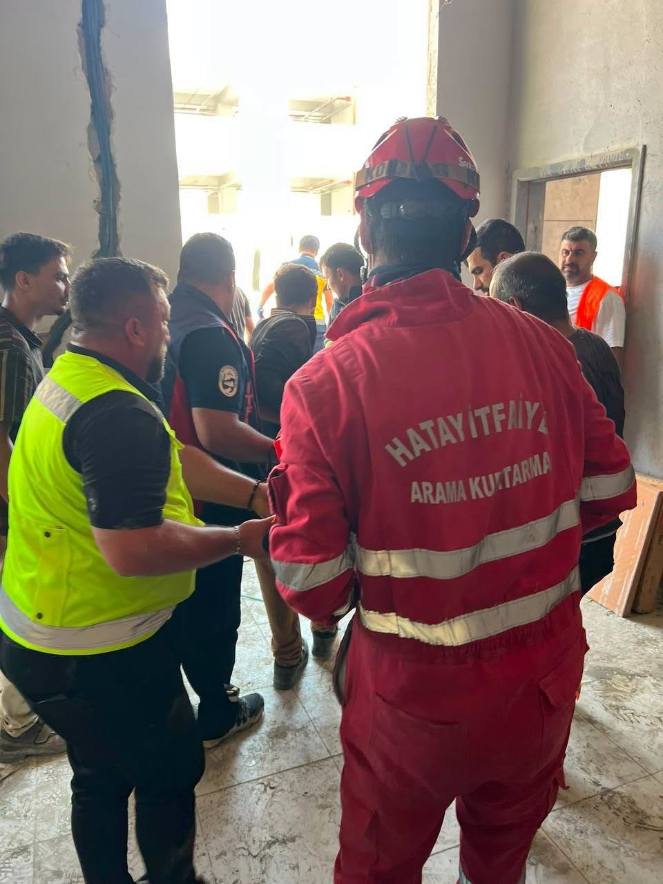 İnşaat halindeki binada asansör boşluğuna düşen işçi yaralandı