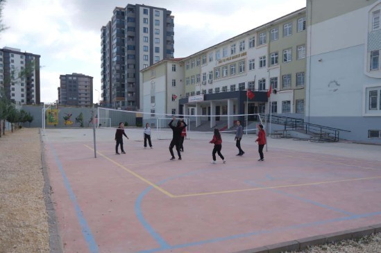 Karne g&uuml;n&uuml; bı&ccedil;aklanan 10&rsquo;uncu sınıf &ouml;ğrencisi ağır yaralandı