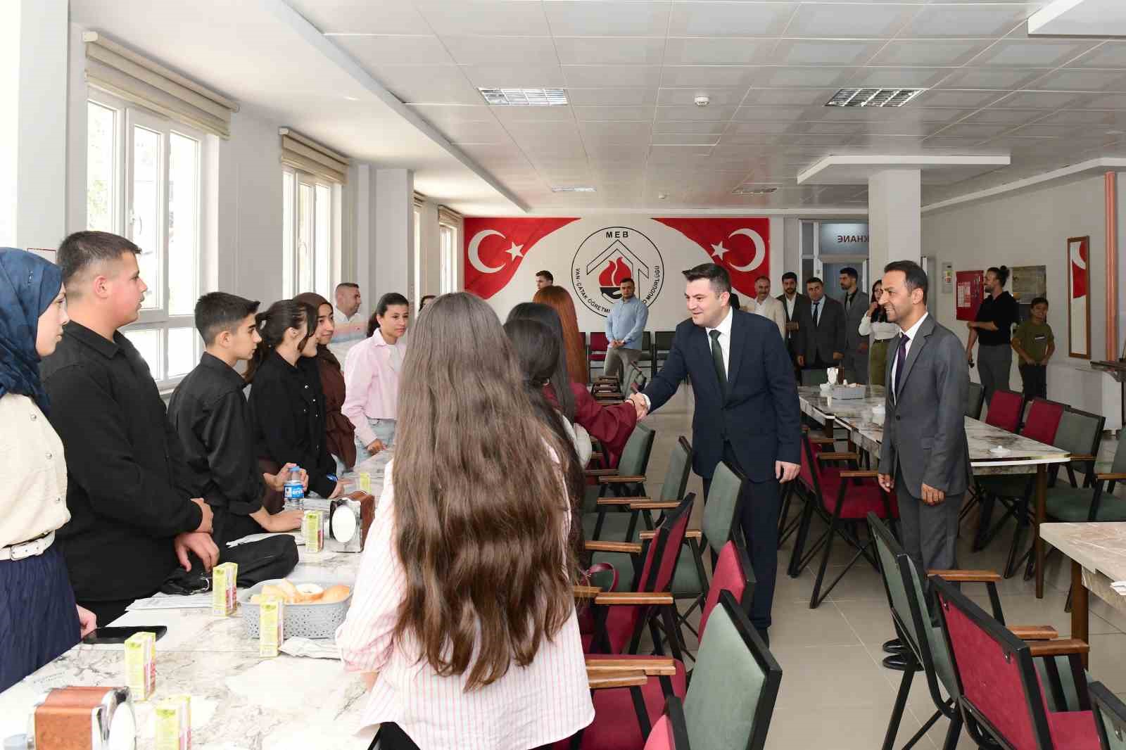 Çatak’ta dereceye giren öğrenciler ödüllendirildi