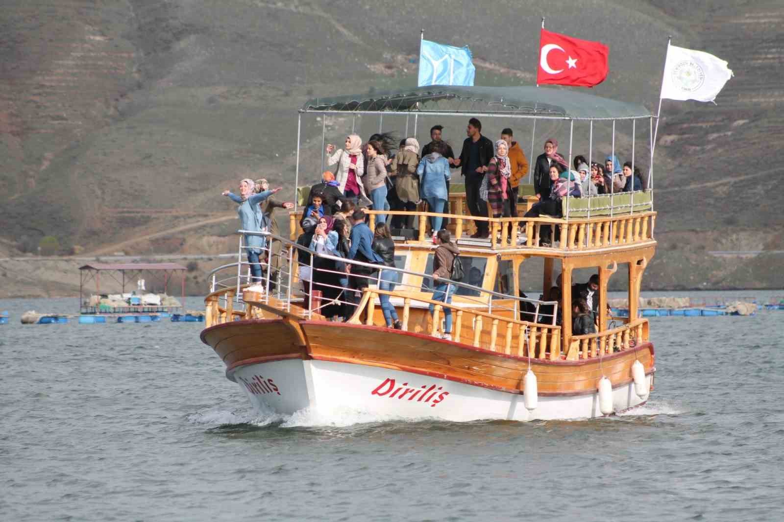 1700 rakımdaki doğa harikası göl turistlerin ilgi odağı