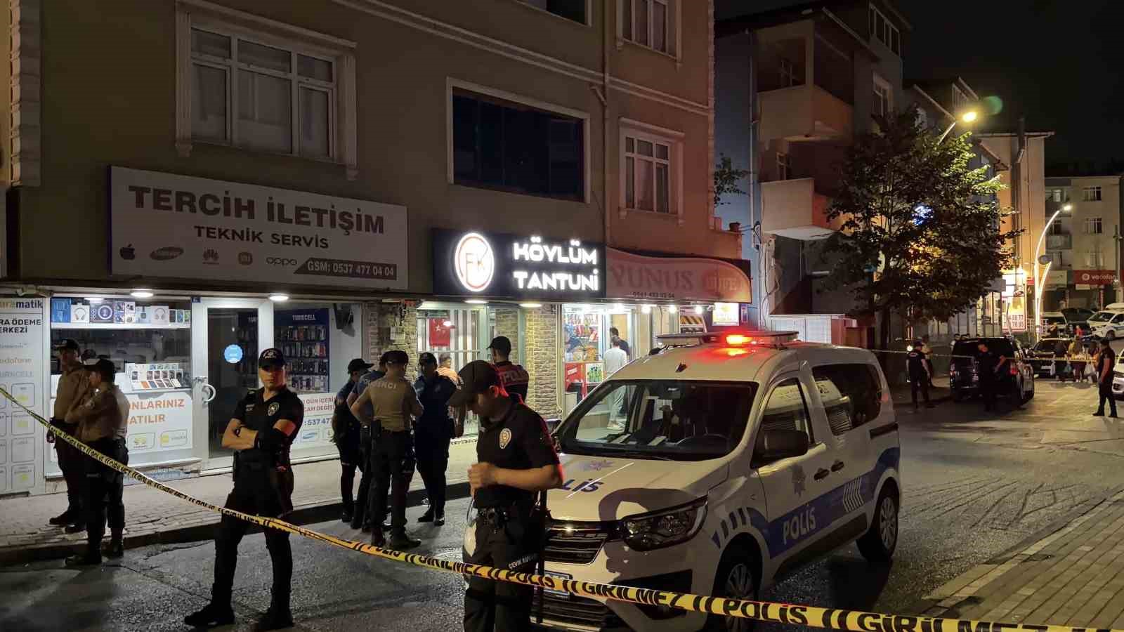Sokak ortasında silahlı kavga: 1’i yoldan geçen vatandaş olmak üzere 3 kişi yaralandı