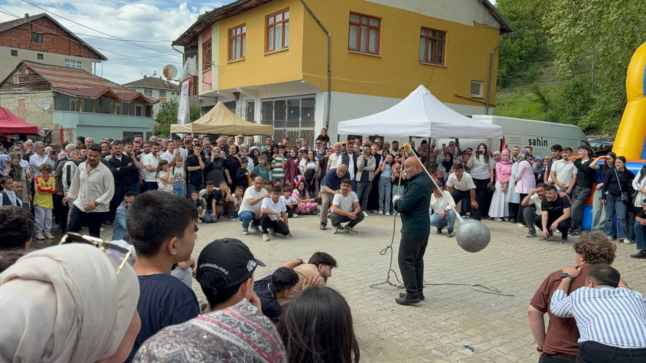 Kurban Bayram&rsquo;nda &ccedil;ocuklar gibi eğlendiler