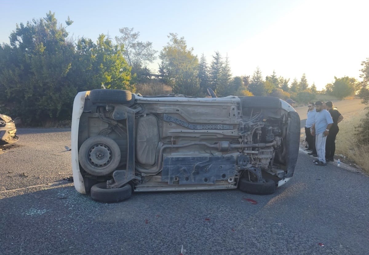 Sivrihisar’da kavşakta çarpışan araçlardan biri yan yattı