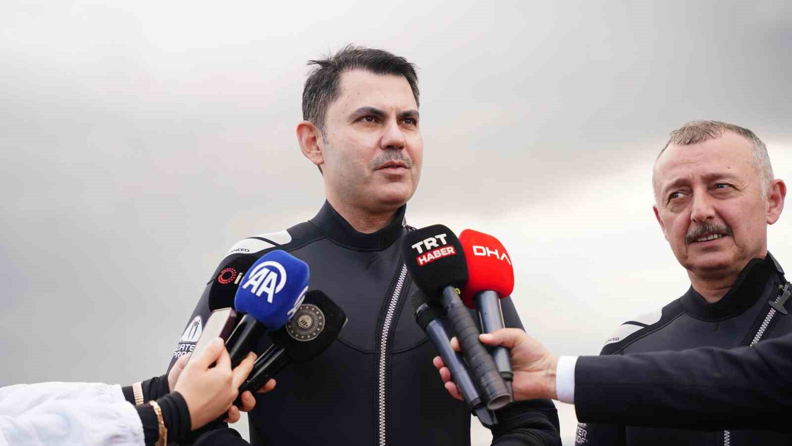 Bakan Kurum dip çamuru temizliği süren İzmit Körfezi’ne daldı