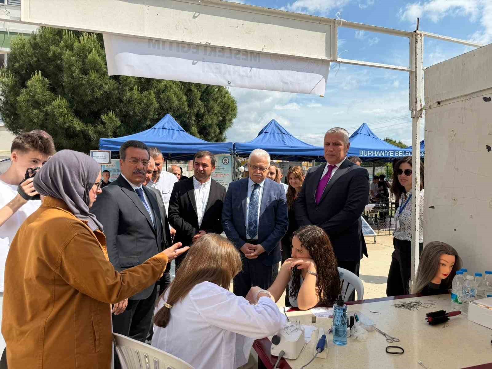 Burhaniye’de Teknoloji Tasarım ve Görsel Sanatlar Sergisi açıldı