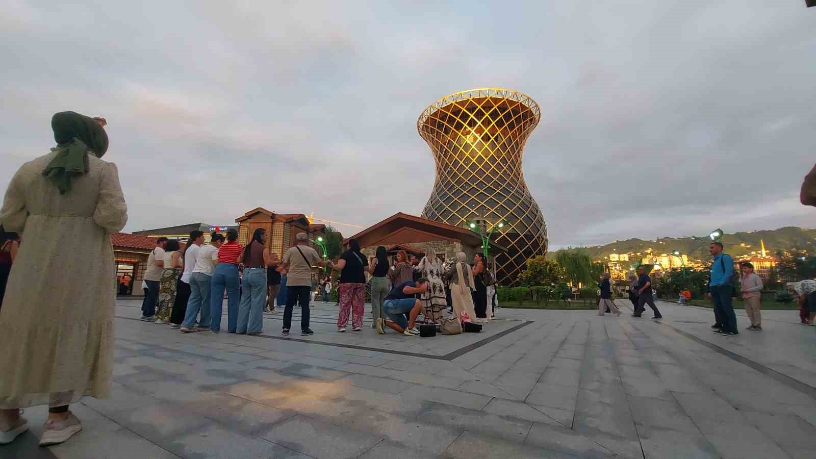 Yunan turistler dev &ccedil;ay bardağının altında yunan ezgileriyle horon oynadı