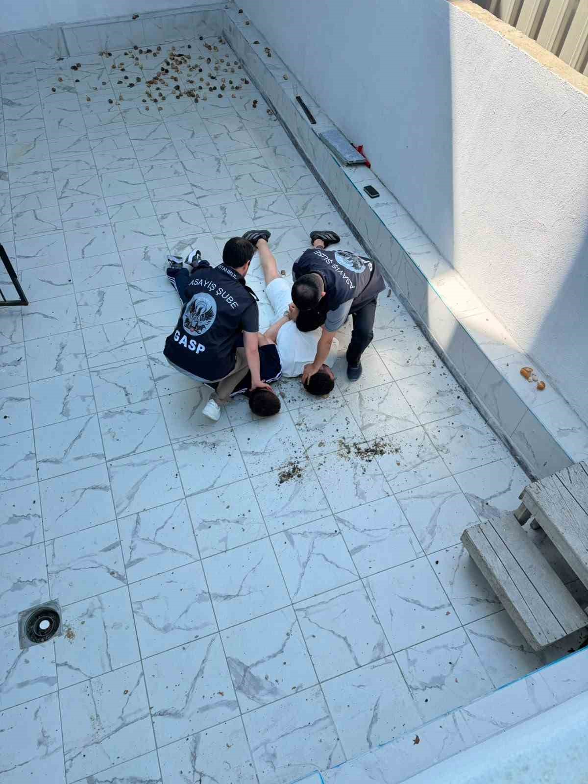 Eyüpsultan’da polisin durdurduğu motosikletten tüfek ve el yapımı bomba çıktı: 7 gözaltı