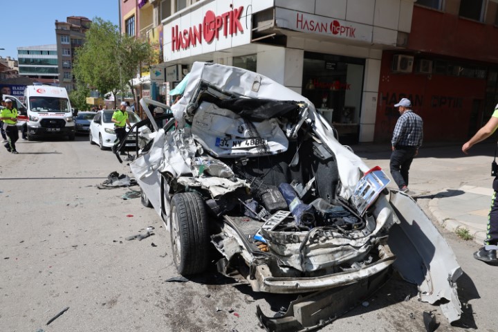 Freni patlayan kamyon, caddeyi böyle savaş alanına çevirdi: 10 araç zarar gördü, 5 yaralı