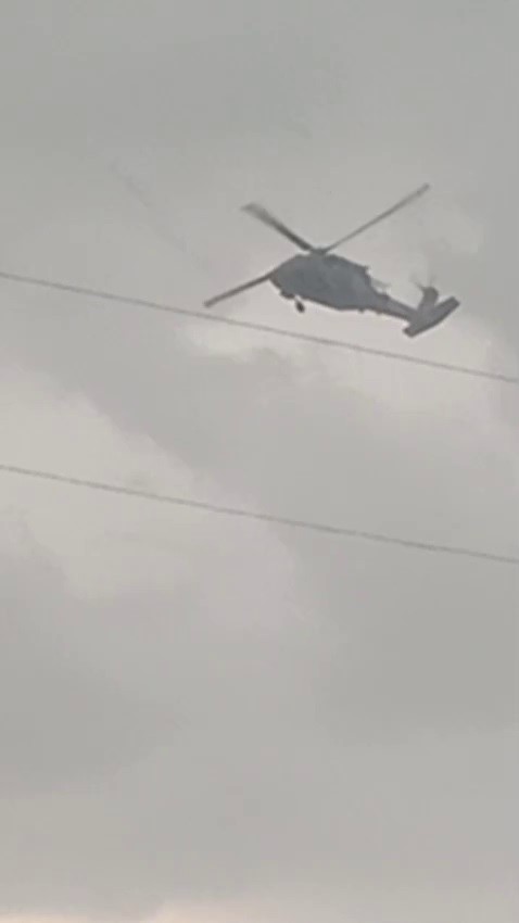 Askeri helikopter dolu ve yağmura yakalandı