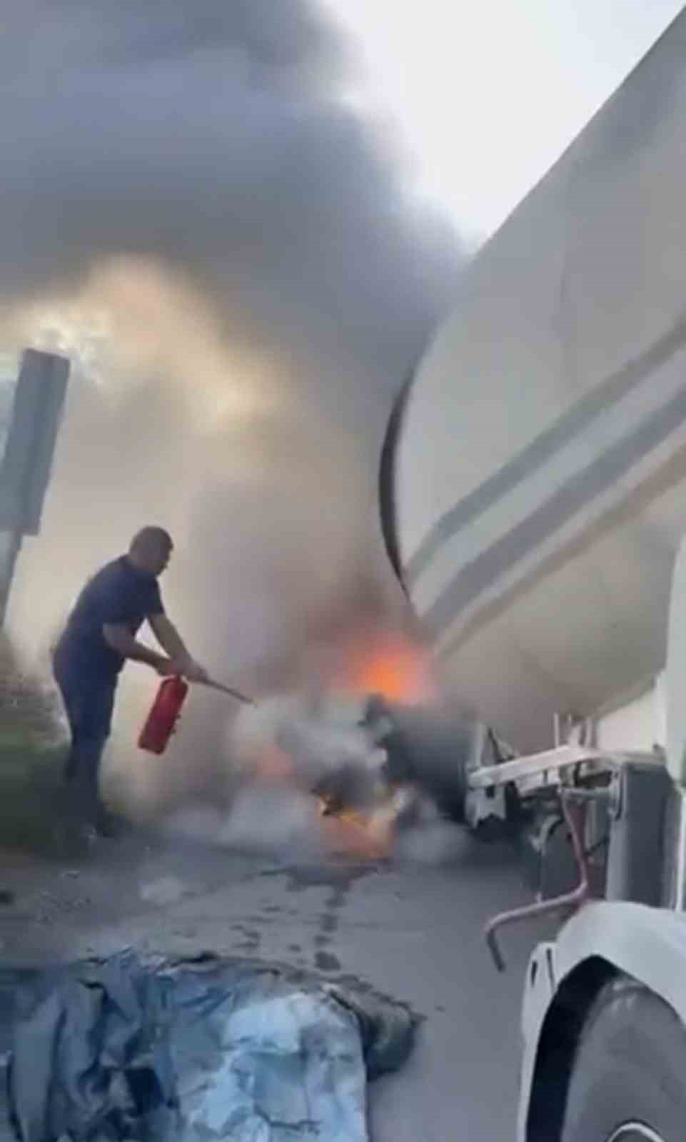 Iğdır’da seyir halindeki tankerin lastikleri alev aldı