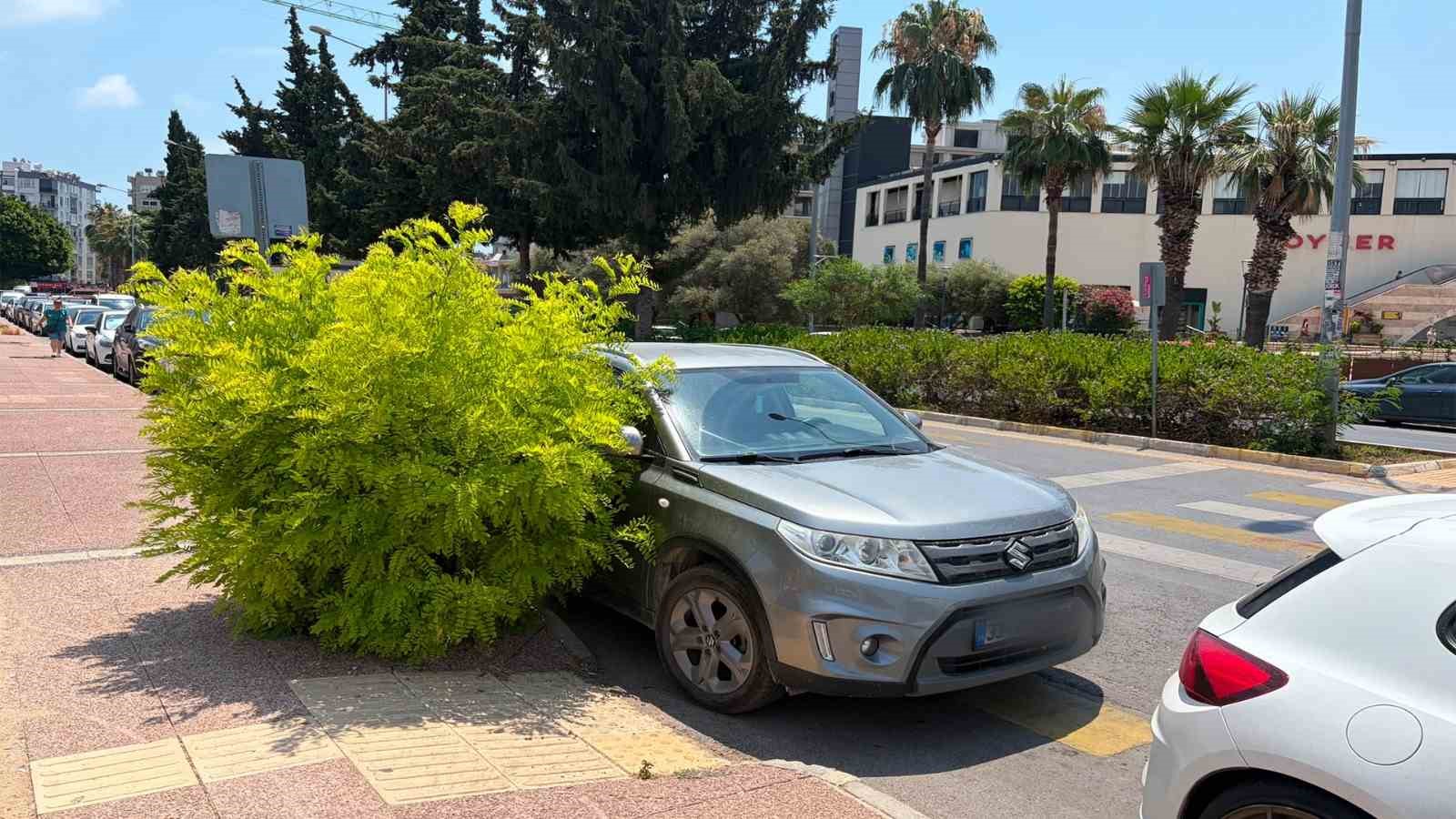 Mersin’de engelli rampası ve kaldırımı işgal eden 184 araca ceza