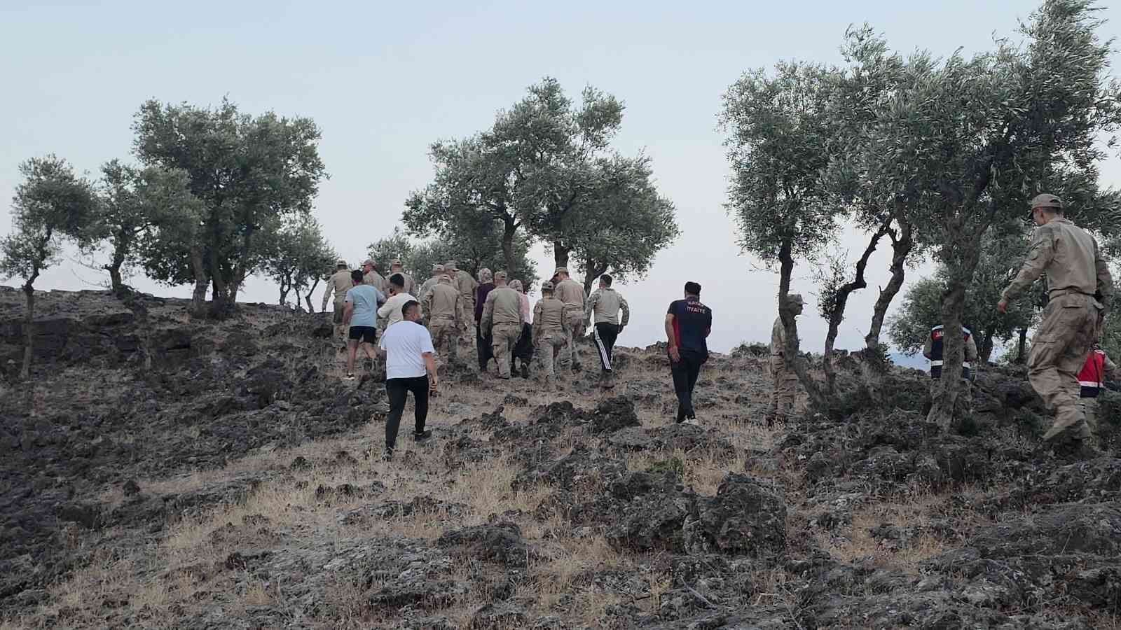 Oğlak otlatırken kaybolan kadın, volkanik arazideki yarık içerisinde bulundu