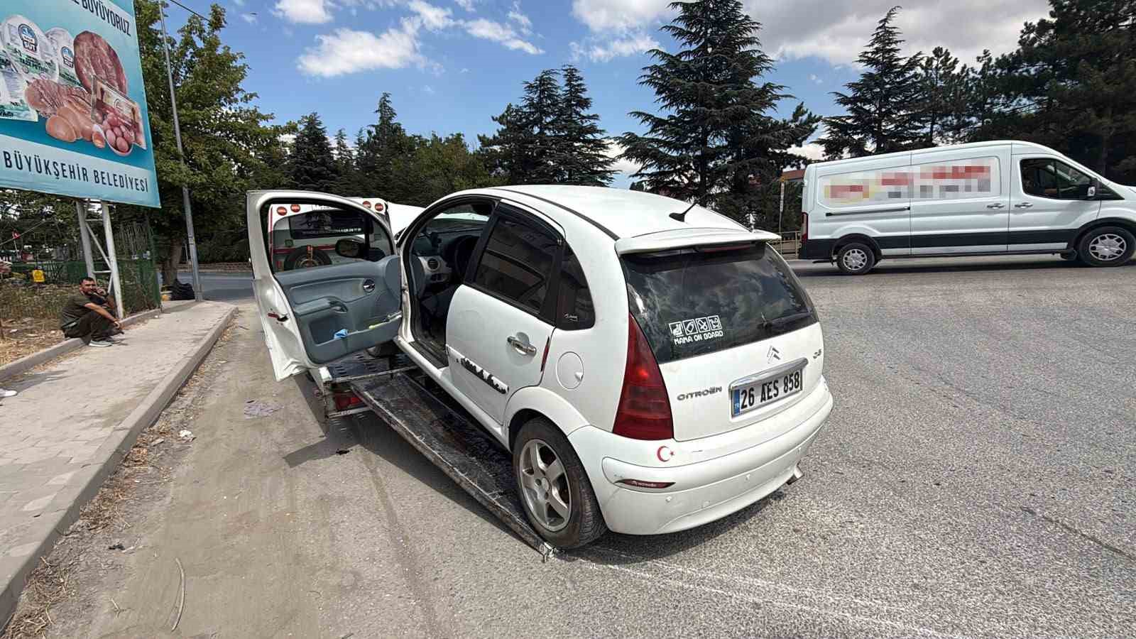 Eskişehir’de kafa kafaya çarpışan araçlar hurdaya döndü