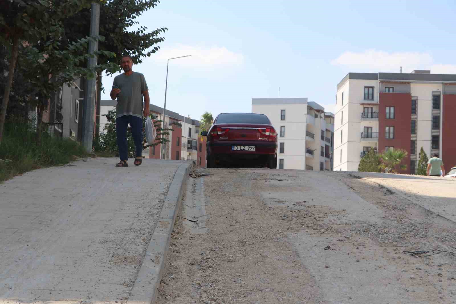 Bakanlığın yaptığı toplu konutlar belediyeden yol bekliyor