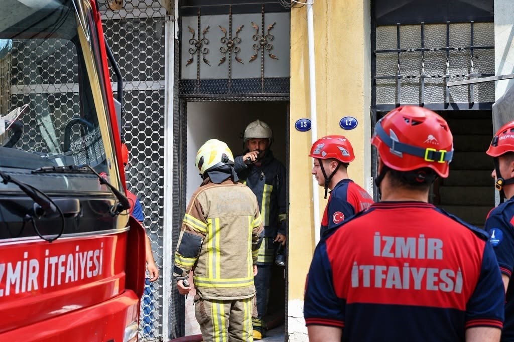 İzmir’de korkutan ev yangını: 1’i çocuk 2 kişi dumandan etkilendi