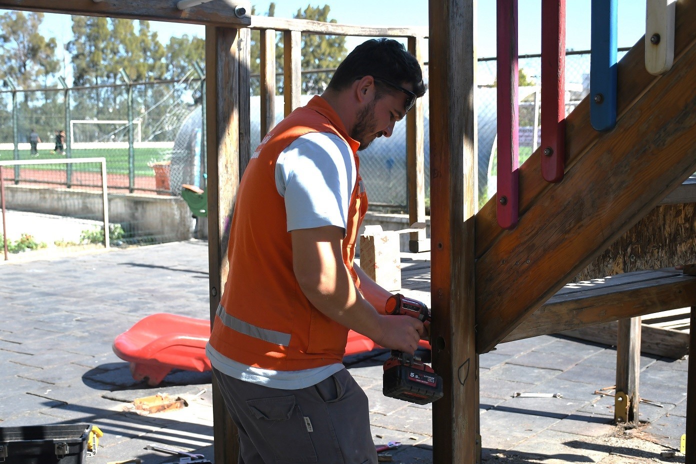 Kuşadası&rsquo;nda &ccedil;ocukların oyun alanları yenileniyor