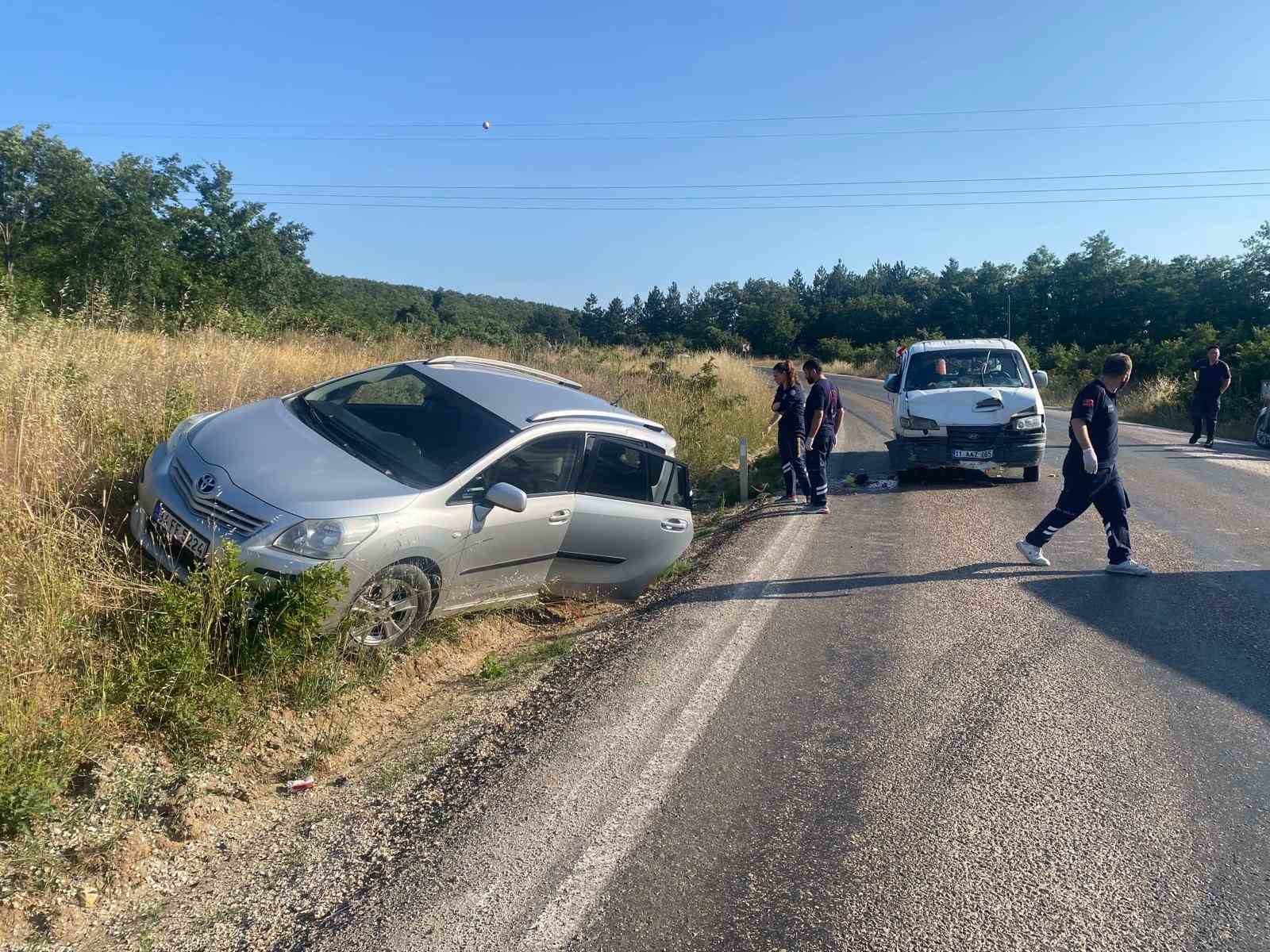 Bilecik’te kamyonetle otomobil çarpıştı: 3 yaralı