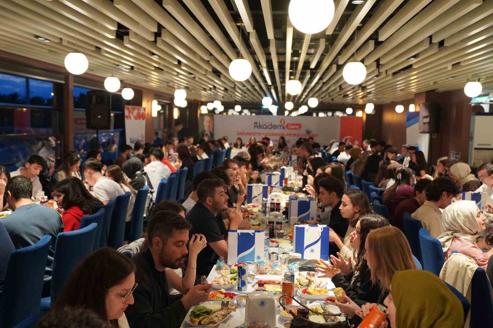 Başkan Bing&ouml;l &uuml;niversiteyi kazanan gen&ccedil;lerle bir araya geldi